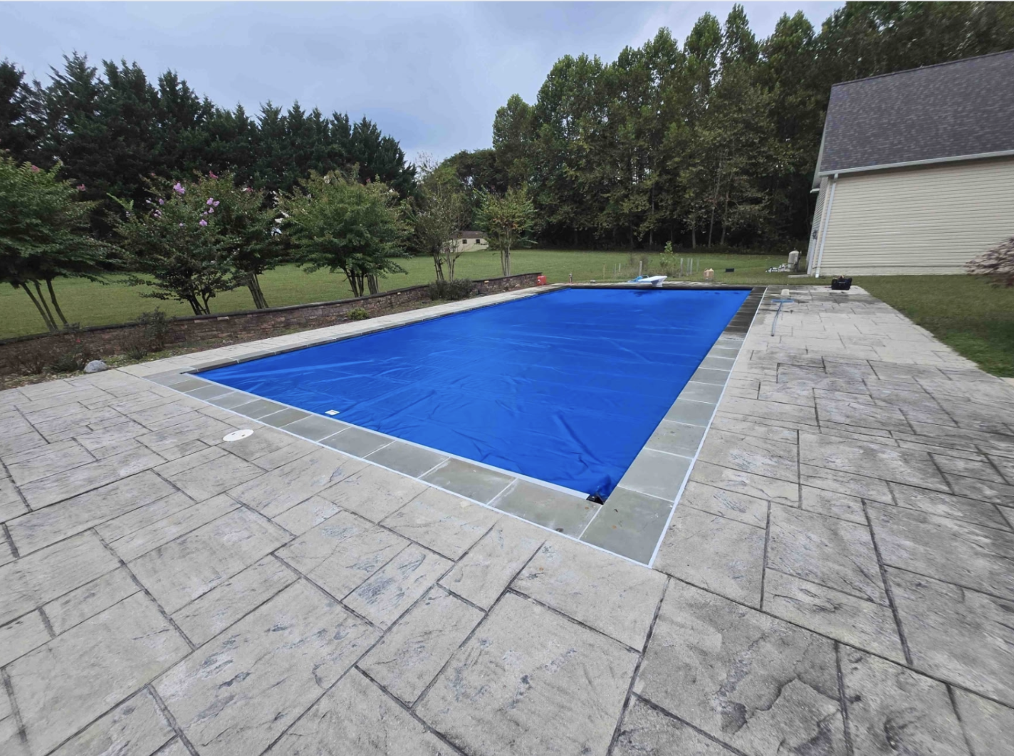 Residential pool with automatic cover system