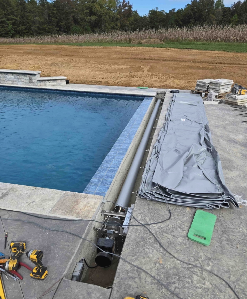 Automatic cover retracting over pool